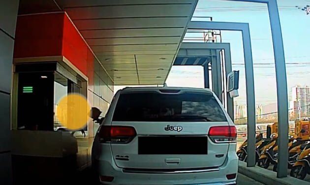 온라인 커뮤니티의 한 누리꾼이 공개한 블랙박스 영상. 차량 운전자가 직원에게 음식을 던지고 있다. (사진=커뮤니티 캡처)
