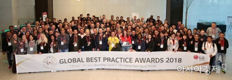 ▲14일 서울 강서구 LG사이언스파크에서 열린 '‘Global Best Practice Awards 2018'에서 LG전자 해외 32개 판매법인 마케팅 담당자들이 기념사진을 촬영하고 있다. (제공=LG전자)