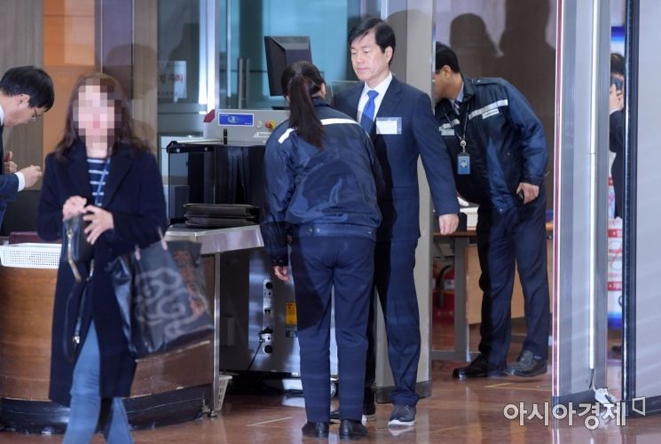 [포토]보안검색 받는 김태한 삼성바이오로직스 대표