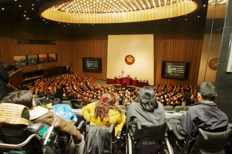모든 생활영역에서 장애를 이유로 한 차별을 금지하고 장애를 이유로 차별받지 않도록 하는 '장애인 차별금지 및 권리구제 등에 관한 법률'이 2007년 4월 제정됐다. 국가인권위원회 제공