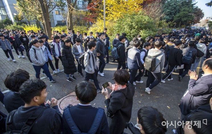 [포토] 후배 응원 받으며 하교하는 수험생들