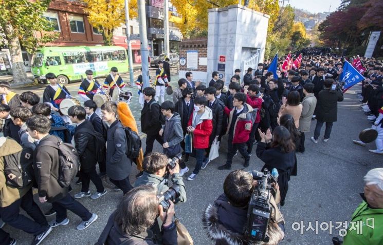 [포토] 수능 앞두고 응원 받는 수험생들
