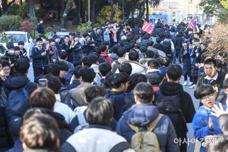 [포토] 수험표 받고 하교하는 수험생들