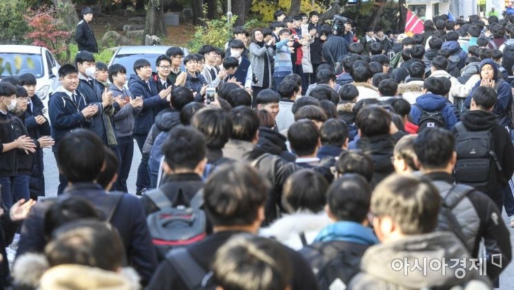 [포토] 선생님과 후배들 응원 받으며