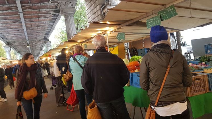 일요일 오전 프랑스 파리 시내에서 열린 직거래 장터에서 소비자들이 신선한 야채를 구입하기 위해 줄 선 모습.