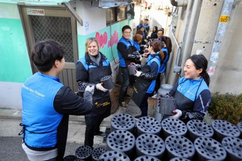 메르세데스-벤츠 임직원이 지난 13일 서울 상계동 에너지 취약 가정에 연탄배달 봉사를 하고 있다./사진=메르세데스-벤츠