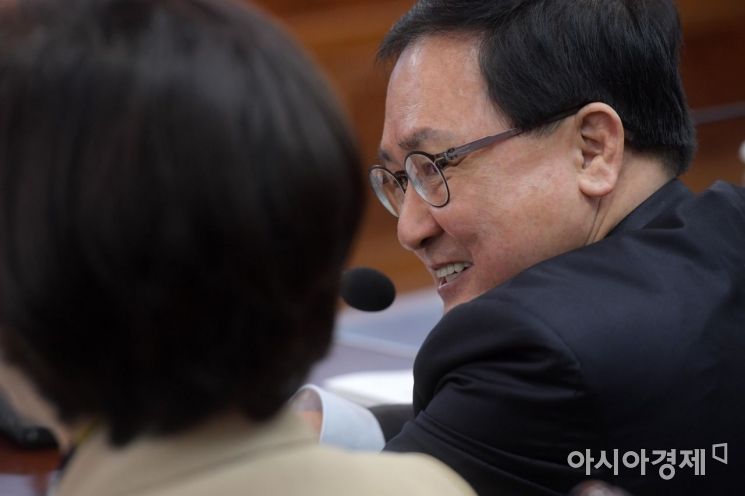 [포토]유영민 장관, 유은혜 장관과 밀착 대화