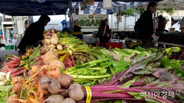 농부 등 생산자들이 물건을 가져와 파는 뉴욕 유니온스퀘어 내 '그린마켓'. 이곳에서 각종 채소를 파는 농부의 트럭에는 유기농을 의미하는 '오가닉'이 적혀 있다.