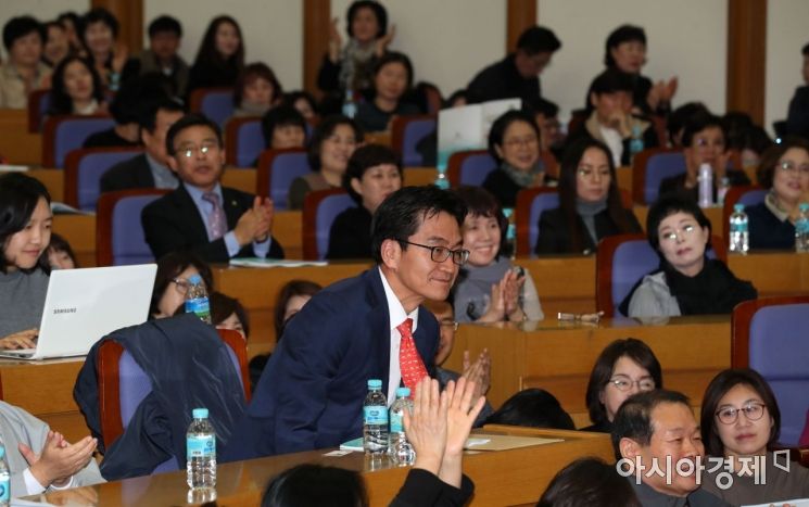 [포토] 자유한국당 주최 토론회 참석하는 민유덕 위원장