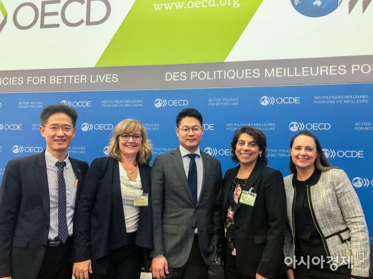 한국수출입은행은 지난 13일(현지시간) 프랑스 파리 OECD 본부에서 개최된 제148차 ECG 정례회의에서 임동준 부부장(사진 가운데)이 경제협력개발기구(OECD) 산하 수출신용작업반 환경·사회 전문가회의 의장에 선출됐다고 밝혔다.