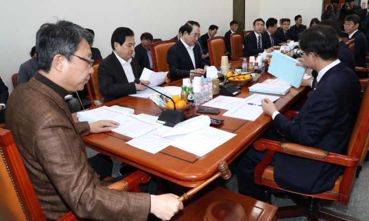 "통계청은 일단 빼고" 기재위 예산안 의결 