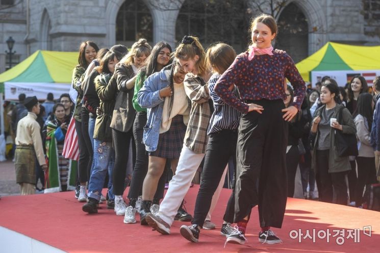 [포토] 외국인 학생들이 선보이는 이색패션쇼