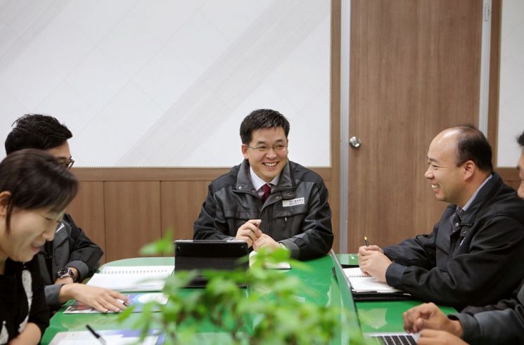 송창금 드림씨엔지 대표(가운데)가 직원들과 회의하는 모습.