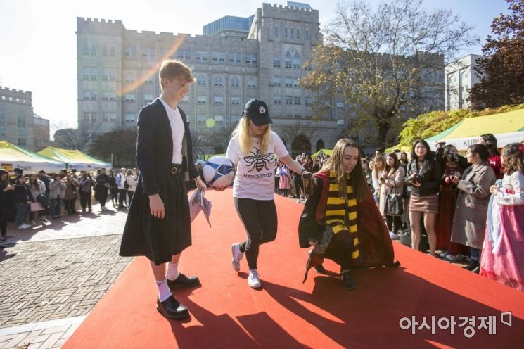 [포토] 외국인 학생들이 펼치는 이색패션쇼