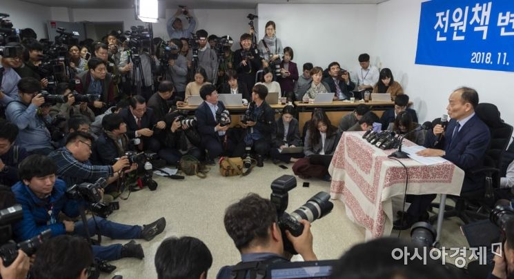 [포토] 전원책 변호사, 해촉 관련 기자회견