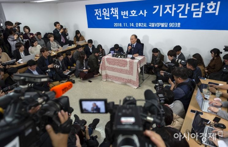 [포토] 기자간담회 갖는 전원책 변호사