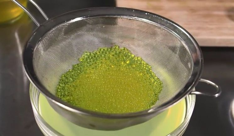 분자요리의 '구체화기법'을 이용해 모양과 식감이 유사한 가짜 캐비어도 다량 만들 수 있습니다. [사진=유튜브 화면캡처]