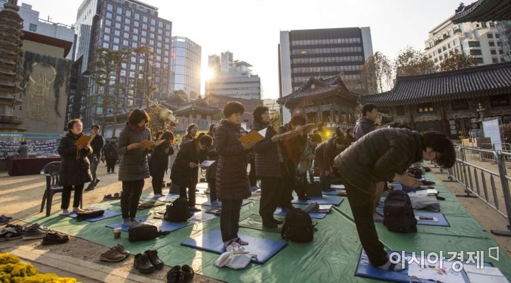 [포토] 간절히 기도하는 수험생 가족들