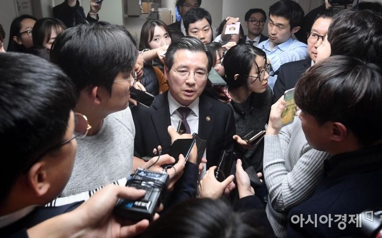 [포토] 취재진에 둘러싸인 김용범 증선위원장