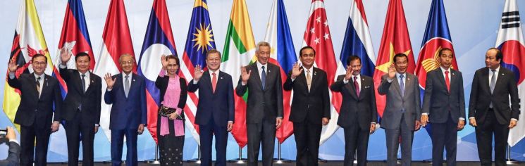 문재인 대통령이 14일 오전(현지시간) 싱가포르 선텍(SUNTEC) 컨벤션센터에서 열린 제20차 한·아세안 정상회의에 참석해 기념 촬영을 하고 있다. 왼쪽에서 3번째가 마하티르 모하마드 말레이시아 총리이다.