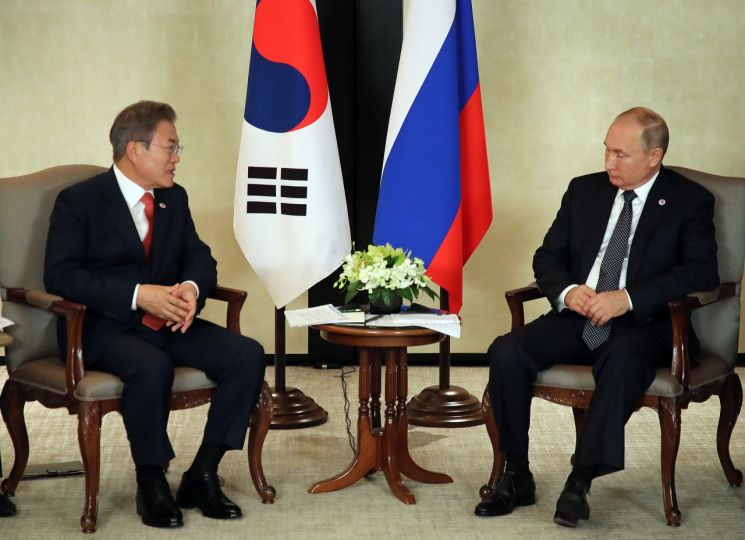 문 대통령, 푸틴과 정상회담…"北 과감한 비핵화 위해 러시아가 역할을"