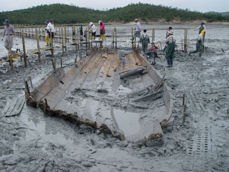고려 나무배 '안좌선' 선체 건조 거쳐 복원