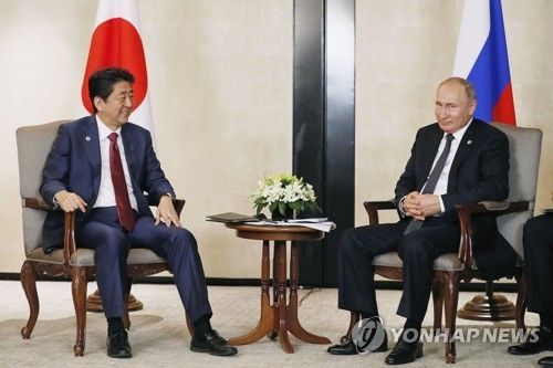 14일 아베 신조(安倍晋三) 일본 총리(왼쪽)와 블라디미르 푸틴 러시아 대통령(오른쪽)이 싱가포르서 정상회담을 하고 있다.