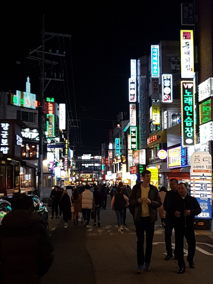 서울의 한 먹자골목.