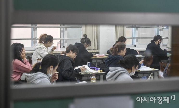 2019학년도 대학수학능력시험일인 15일 서울 강남구 개포고등학교에서 수험생들 시험 시작을 기다리고 있다./강진형 기자aymsdream@
