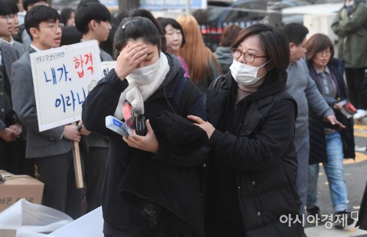2019학년도 대학수학능력시험이 실시된 15일 서울 여의도여자고등학교에서 수험생들이 후배들의 응원을 받으며 고사장으로 향하고 있다./김현민 기자 kimhyun81@