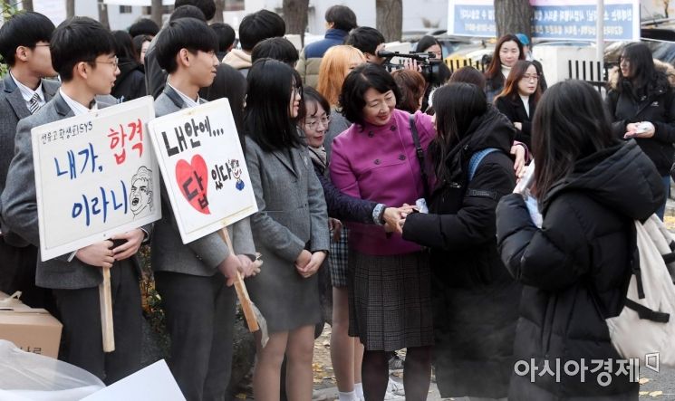 2019학년도 대학수학능력시험이 실시된 15일 서울 여의도여자고등학교에서 수험생들이 선생님과 후배들의 응원을 받으며 고사장으로 향하고 있다./김현민 기자 kimhyun81@
