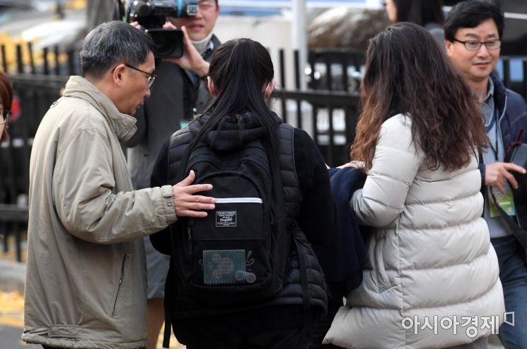 2019학년도 대학수학능력시험이 실시된 15일 서울 여의도여자고등학교 앞에서 한 수험생이 학부모의 응원을 받으며 고사장으로 향하고 있다./김현민 기자 kimhyun81@