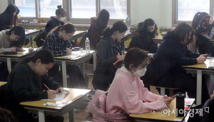 2019학년도 대학수학능력시험이 실시된 지난해 11월15일 서울 여의도여자고등학교에서 수험생들이 시험 시작을 기다리고 있다. /김현민 기자 kimhyun81@