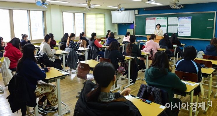 2019학년도 대학수학능력시험이 실시된  지난해 11월15일 서울 여의도여자고등학교에서 수험생들이 시험 시작을 기다리고 있다./김현민 기자 kimhyun81@