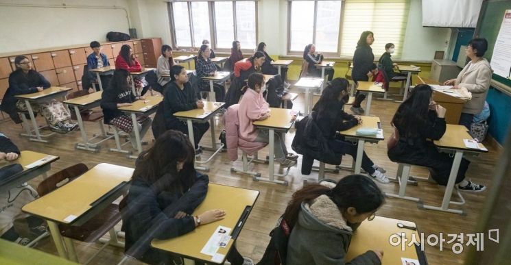 2019학년도 대학수학능력시험이 실시된 15일 서울 여의도여자고등학교에서 수험생들이 시험 시작을 기다리고 있다./김현민 기자 kimhyun81@