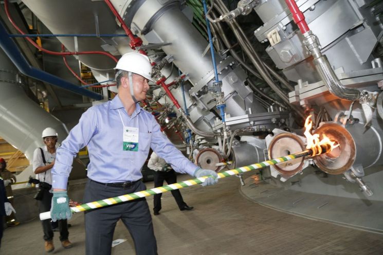 장세욱 동국제강 부회장이 2016년 6월10일 브라질 CSP 제철소에 화입을 하고 있다.