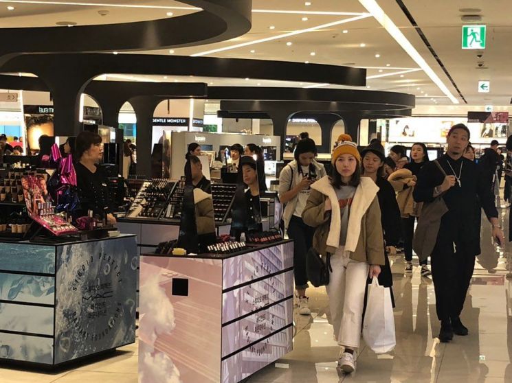 신세계면세점 명동점 10층 화장품 매장 코너가 중국인 단체관광객들로 북적이고 있다. (사진=아시아경제DB)