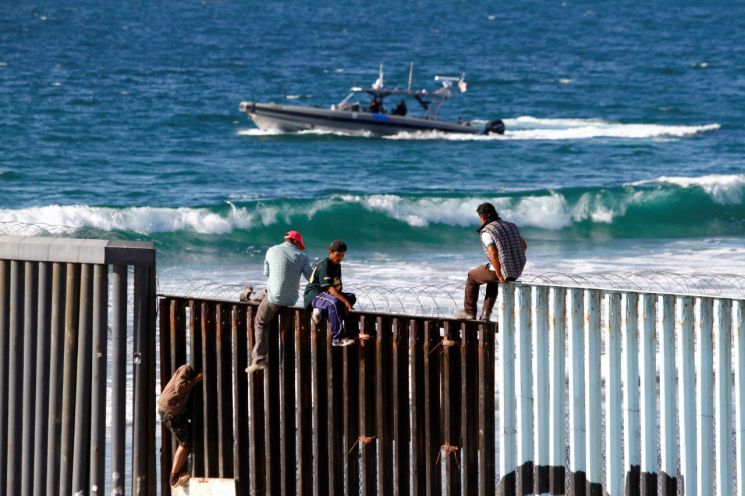 중미 출신 이민자행렬, 속속 美 문턱 도착…매티스 국경 시찰