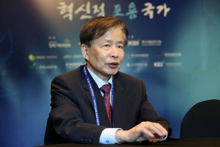 盧정부 정책실장 이정우 "소득주도성장 우리 경제에 '독' 될수도"