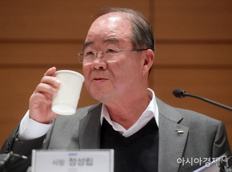 [포토]목 축이는 정성립 사장