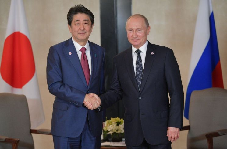 14일(현지시간) 일본 아베총리와 러시아 푸틴 대통령이 정상회담 후 기념사진을 찍는 모습(사진=EPA연합뉴스)