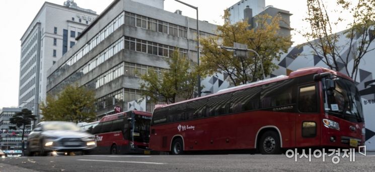 서울 중심가 호텔 근처 도로에는 항상 관광버스가 불법주차 하고 있다./윤동주 기자 doso7@