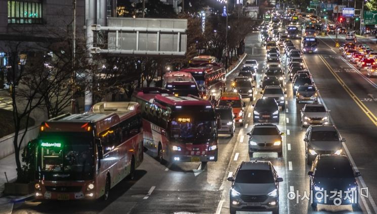 [윤동주의 피사체] 대책없는 서울도심 관광버스