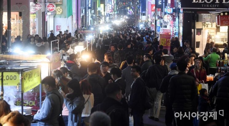 [포토] 수능날 밤 인파로 북적이는 명동거리