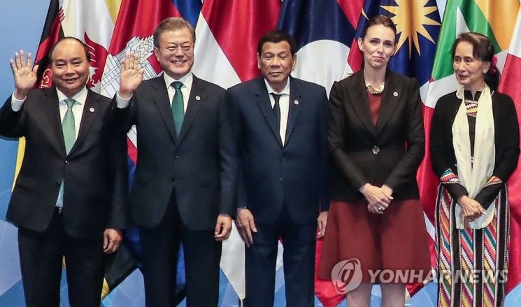 문 대통령, 오늘 APEC 열리는 파푸아뉴기니로…내일 시진핑과 정상회담 
