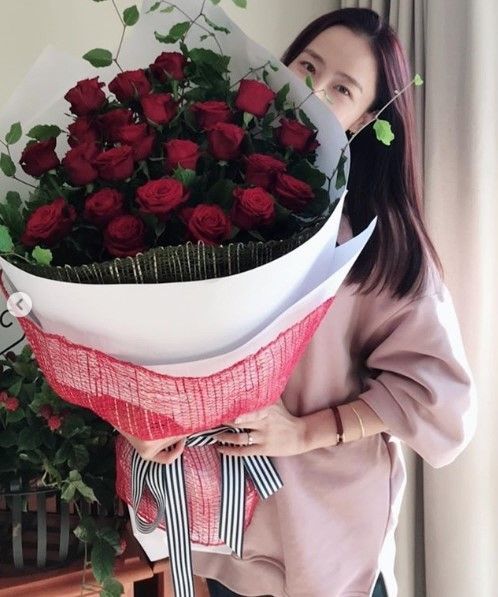  [#스타샷] 마이크로닷♥홍수현, 장미 꽃다발 들고 찰칵…"공개연애의 좋은 점"