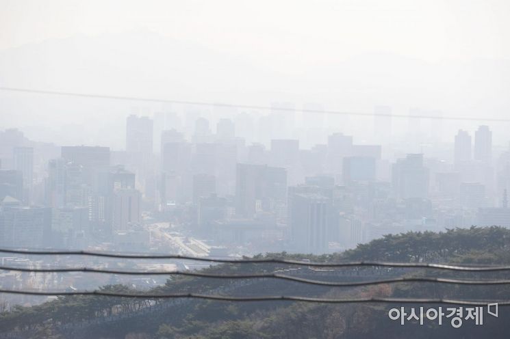 전국 대부분 지역에서 중국발 미세먼지가 기승을 부리고 있는 16일 서울 북악팔각정에서 바라본 도심이 뿌옇다. /문호남 기자 munonam@