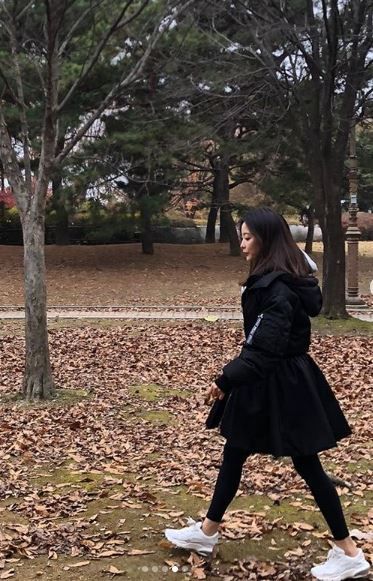 [#스타샷] '나인룸' 김희선, 가을길 걷는 모습…"언니는 예쁘다는 말도 지겹죠"