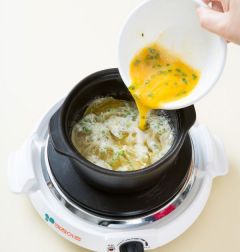 2. 뚝배기에 다시마 육수를 넣고 끓여 끓으면 달걀물을 넣는다.