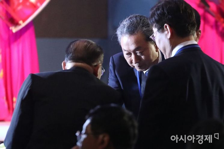 [포토] 악수하는 하토야마 전 총리-리종혁 부위원장